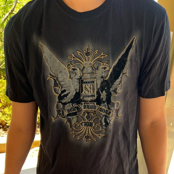 NEW DKNY JEANS MEN CITY RUSH GOLD THREAD T SHIRT STATUE ANGEL WINGS METALLIC GUY - Picture 1 of 16